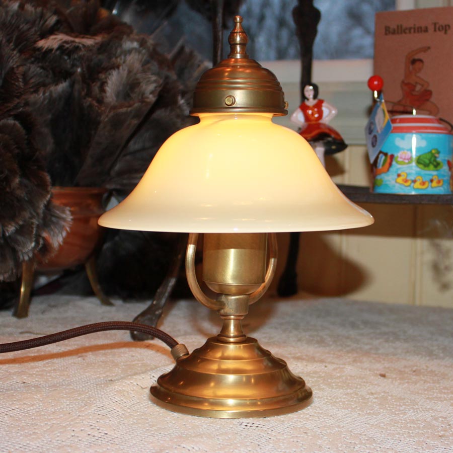 Mycket låg bordslampa (27 cm hög) med elfenbensgul skärm