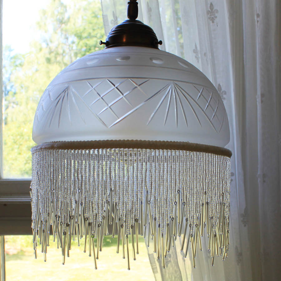 Vittonad pärlfranslampa (större) i tygsladd (bild för) Vittonad pärlfranslampa (större) i tygsladd