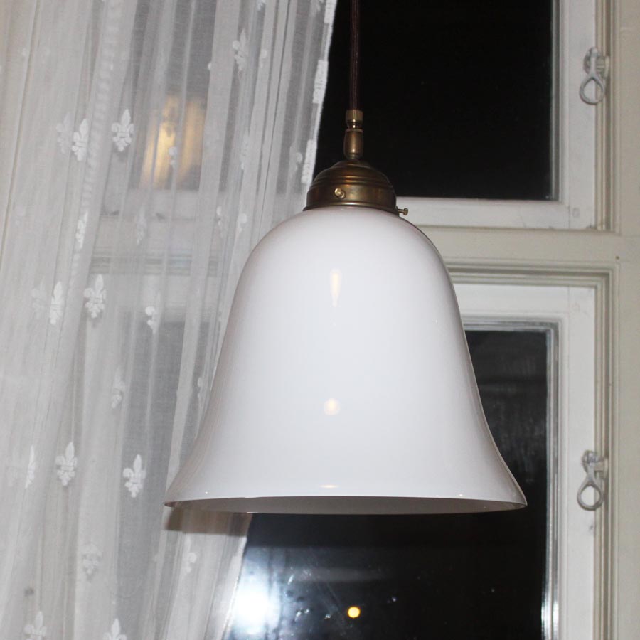 Jugendlampa i tygsladd med hög opalvit kupa